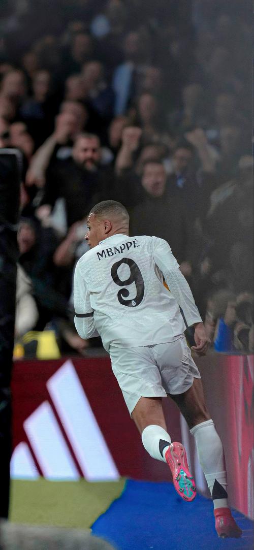 里程碑！科比·怀特生涯三分命中数突破1000记（科比·怀特达成生涯1000记三分里程碑）