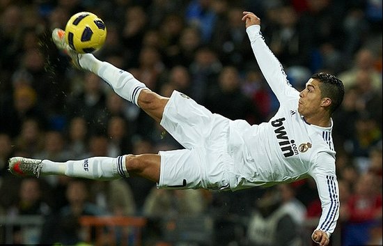 半场战报：尤文2-1卡利亚里，伊尔迪兹双响，弗拉霍维奇伤退（半场速递：尤文暂2-1领先卡利亚里，伊尔迪兹梅开二度，弗拉霍维奇伤退离场）