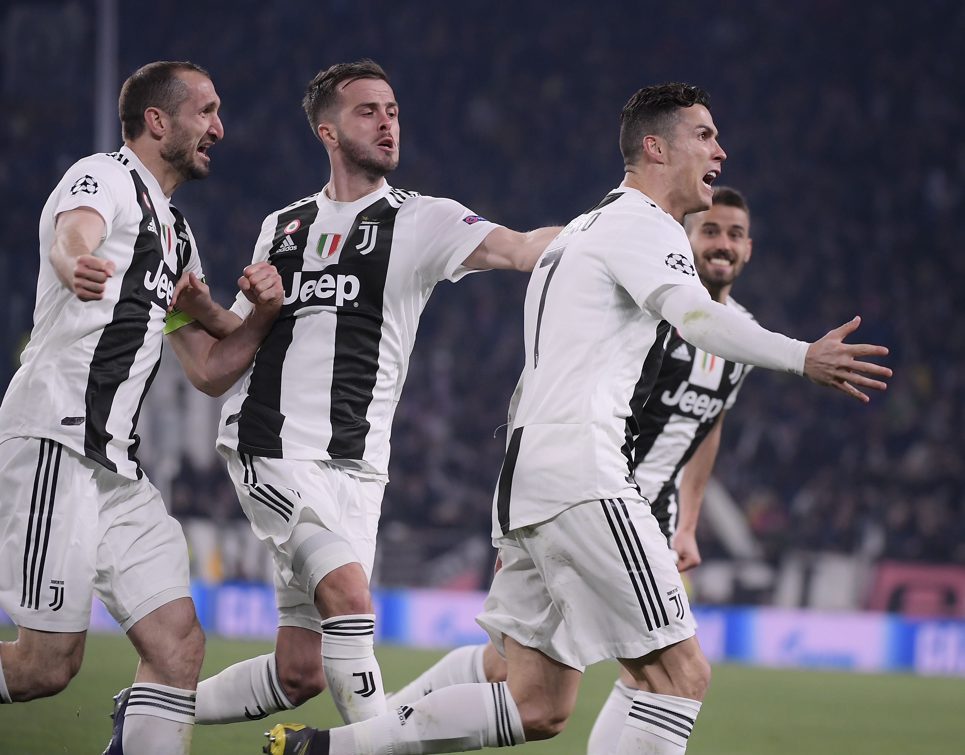 扑救率85.2%场均丢球0.57，斯维拉尔两项数据五大联赛门将第一（85.2%扑救率、场均0.57失球，斯维拉尔双项数据居五大联赛门将之首）