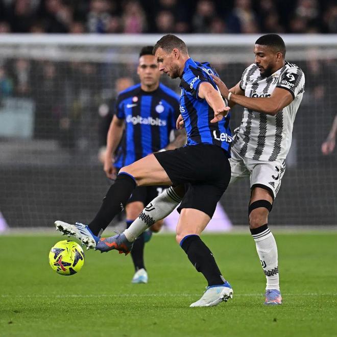 詹姆斯关键三分绝杀比赛（詹姆斯命中压哨三分终结比赛）